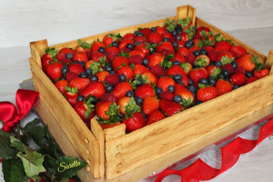 Торт ящик с ягодами