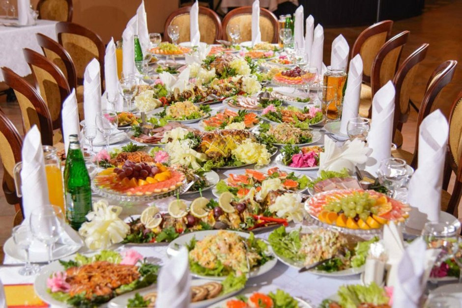 Свадебный стол с едой