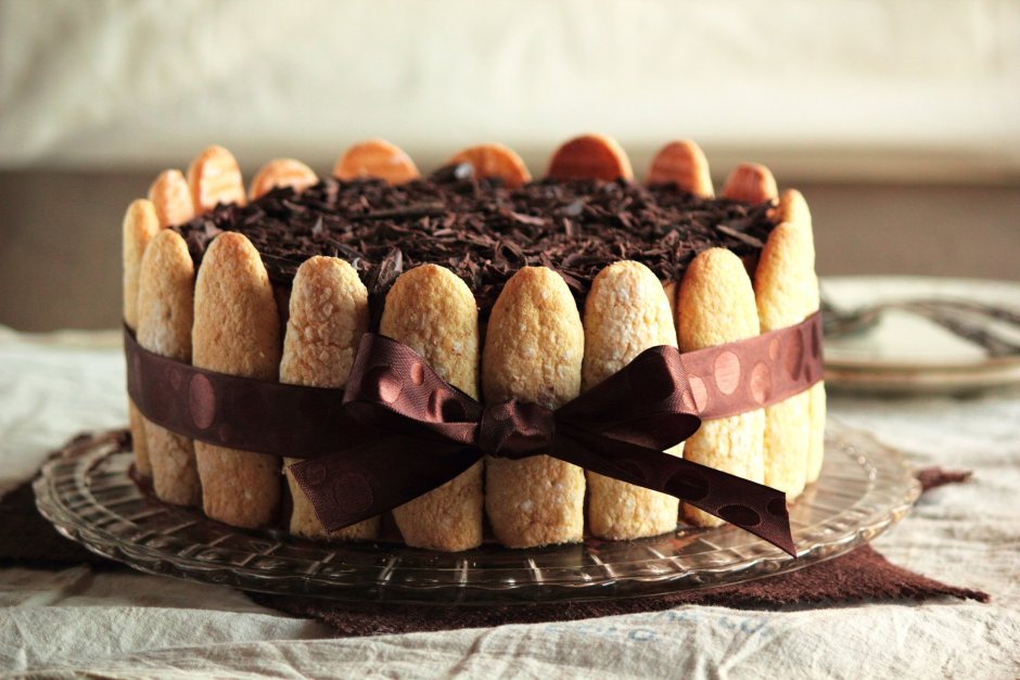Торт украшенный печеньем савоярди