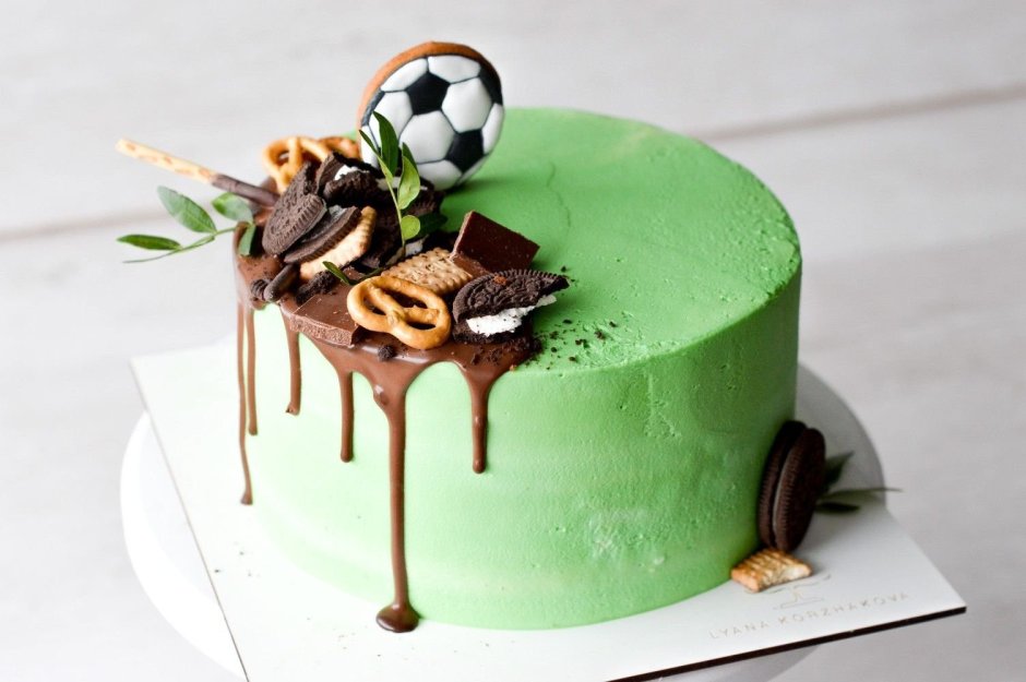 Торт с шоколадным декором для мальчика