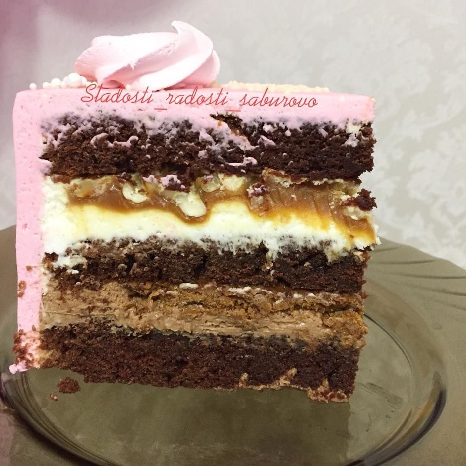 Шоколадный торт с карамелью в разрезе