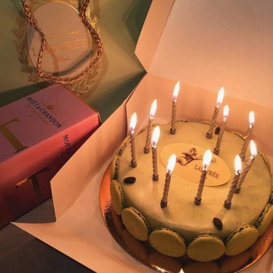 Торт со свечами Эстетика