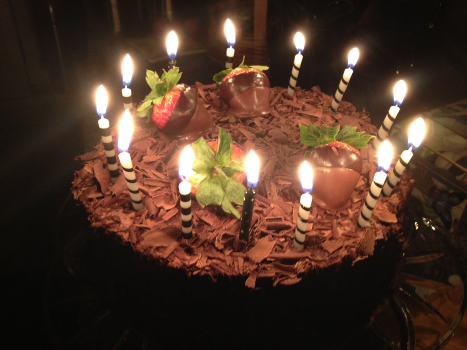 Огромный торт со свечами