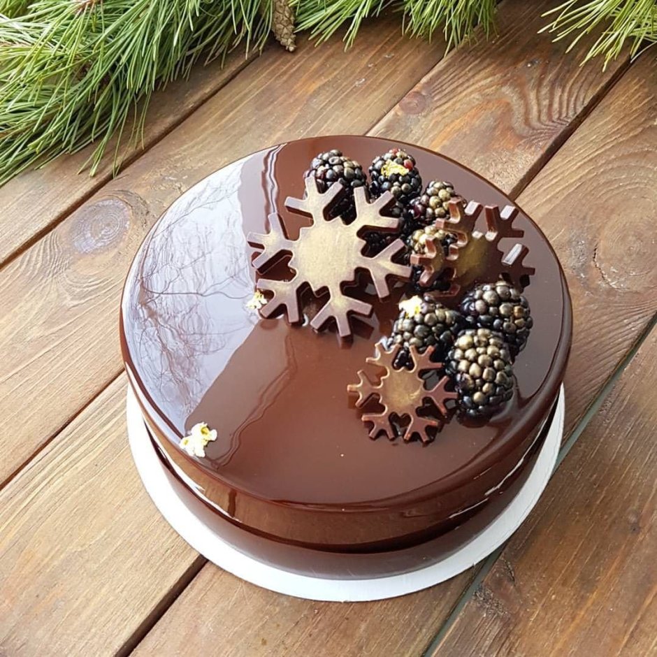 Зимний декор шоколадного торта