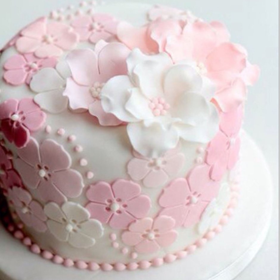Торт с мастичными цветами