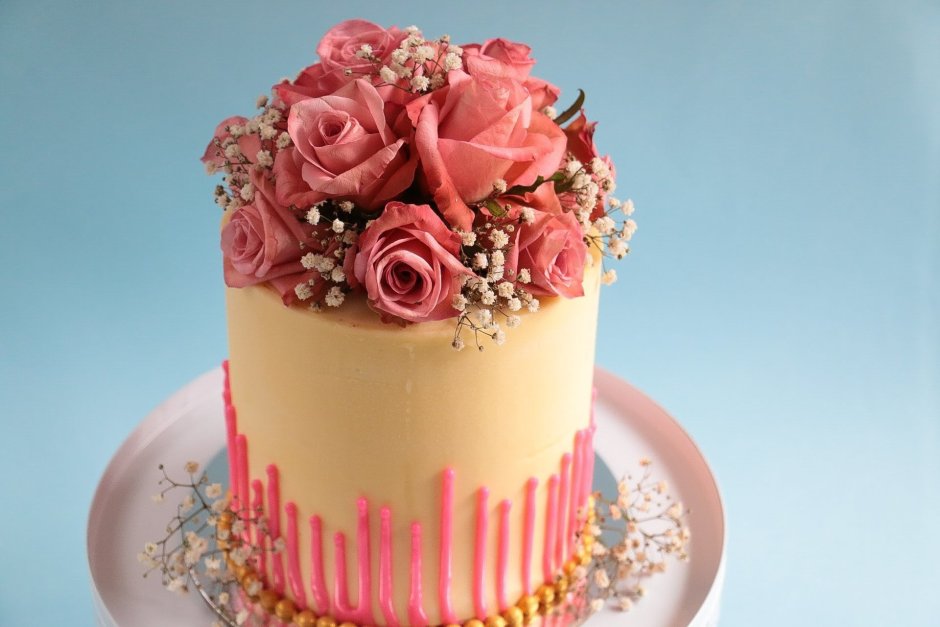 Торт с живыми цветами и подтеками