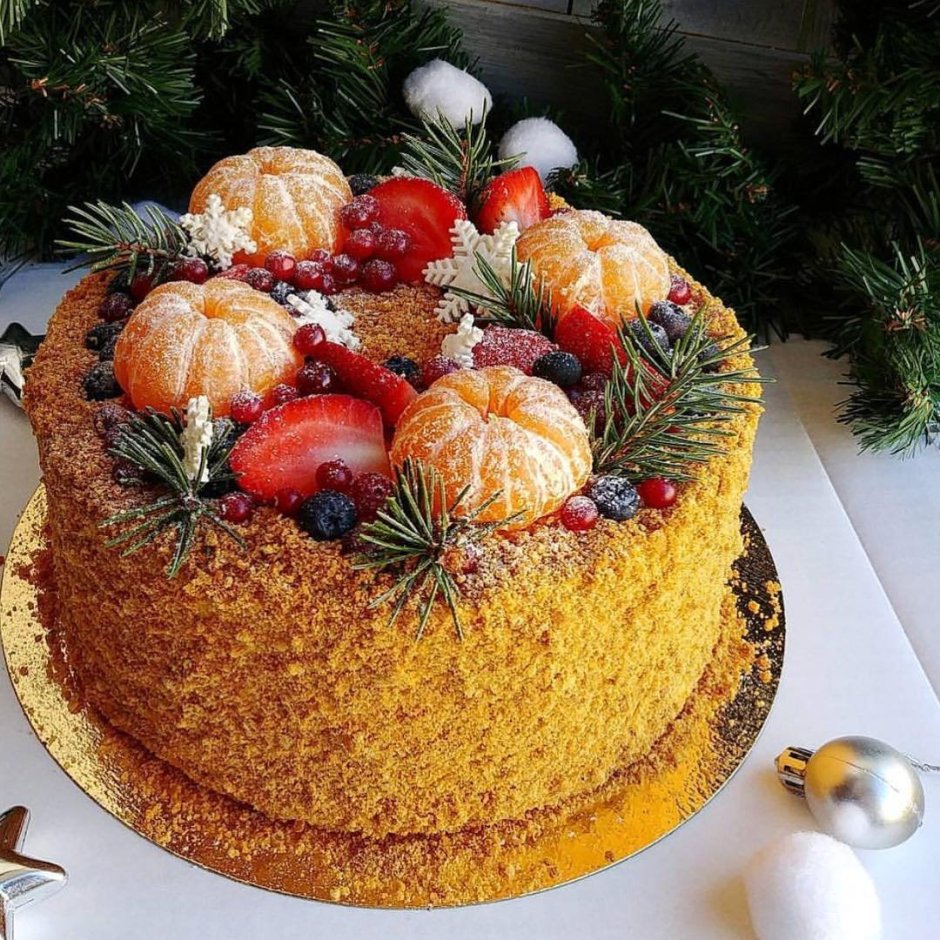 Новогоднее украшение торта фруктами