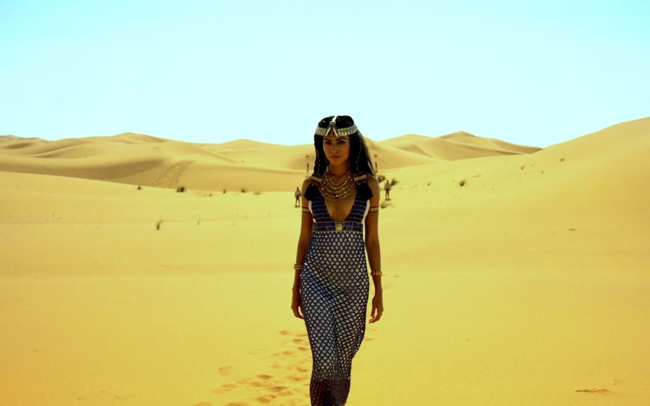 Красивая девушка в пустыне