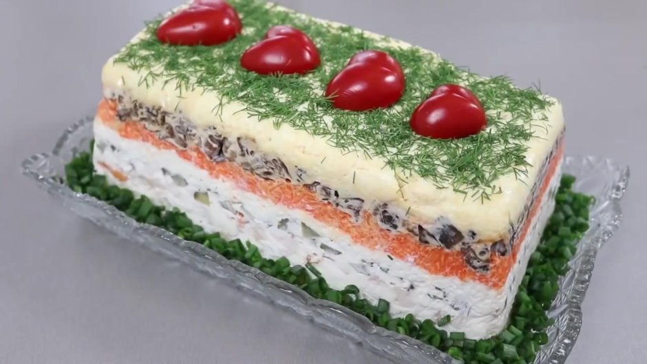 Слоеные салаты в виде торта