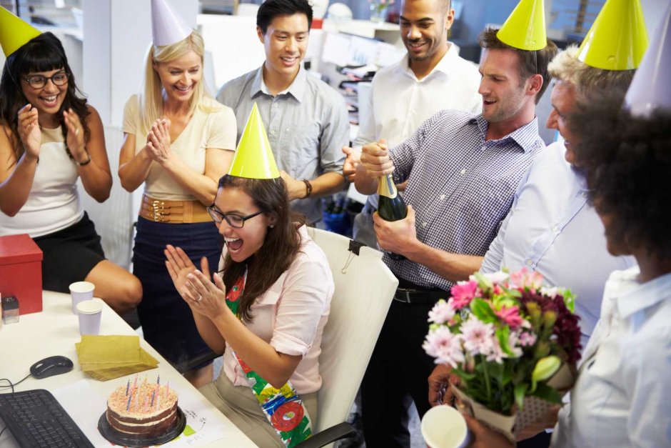 Празднование дня рождения в офисе
