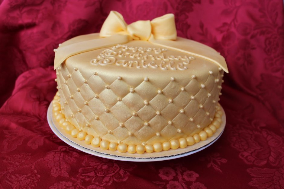 Золотой торт на день рождения