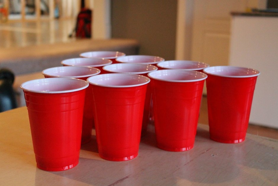 Пластиковые красные стаканы для вечеринки