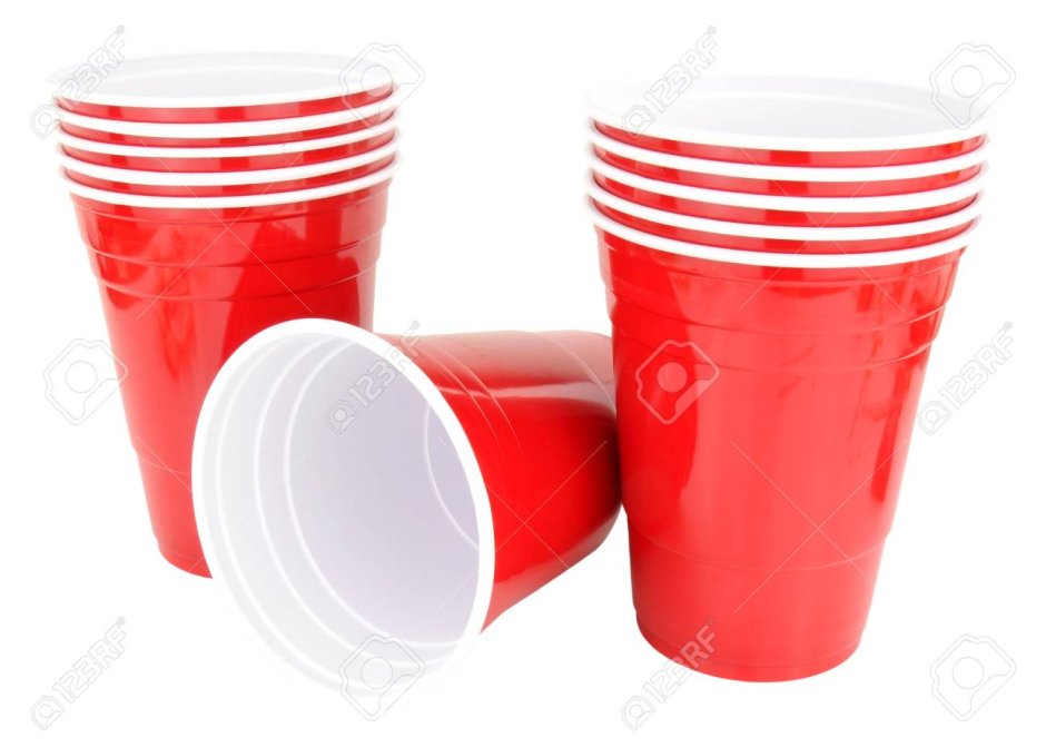 Красные пластиковые стаканчики