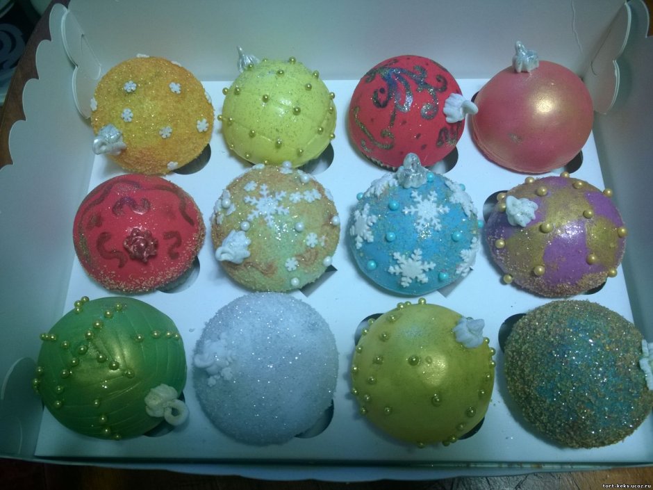 Пирожные новогодние шары