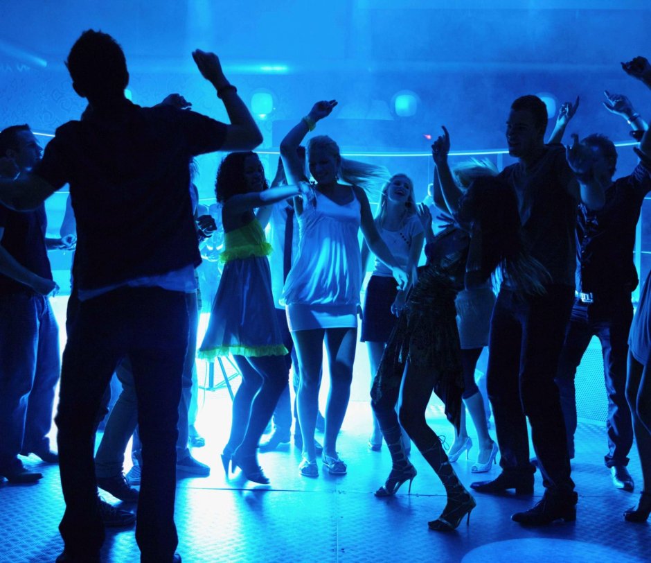 Танцы в клубе