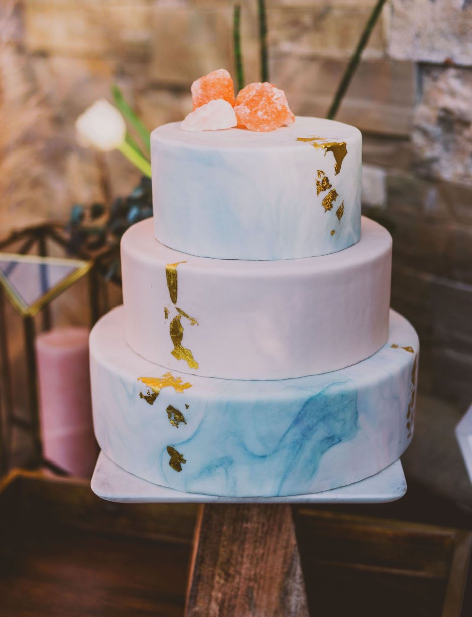 Свадебный торт голубого цвета