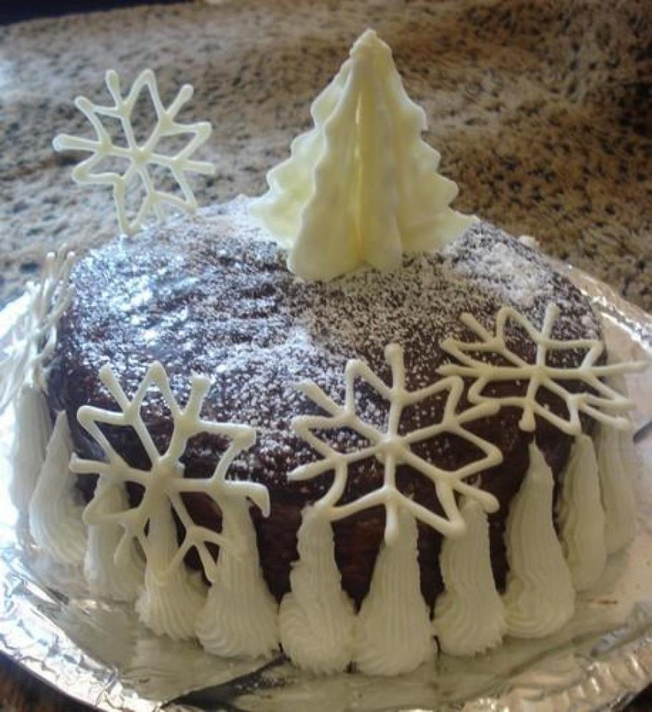 Украшение торта снежинками из крема