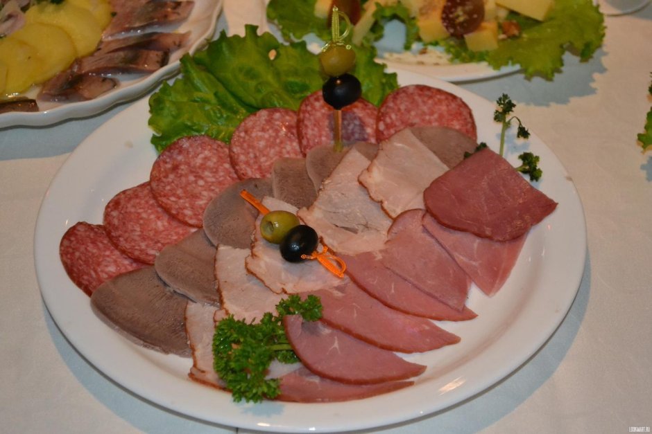 Мясная тарелка на прямоугольном блюде