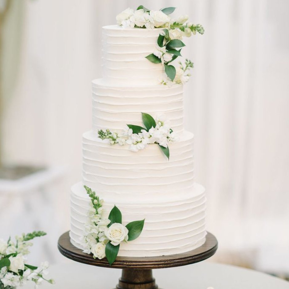 Свадебный торт белый с зеленью