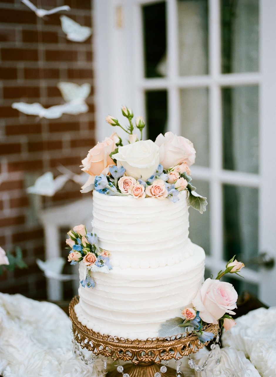 Свадебный торт с белым кремом и цветами