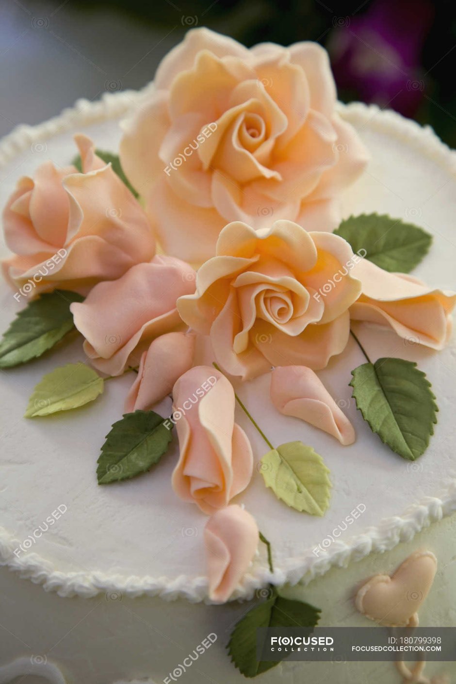 Украшение торта розами из мастики