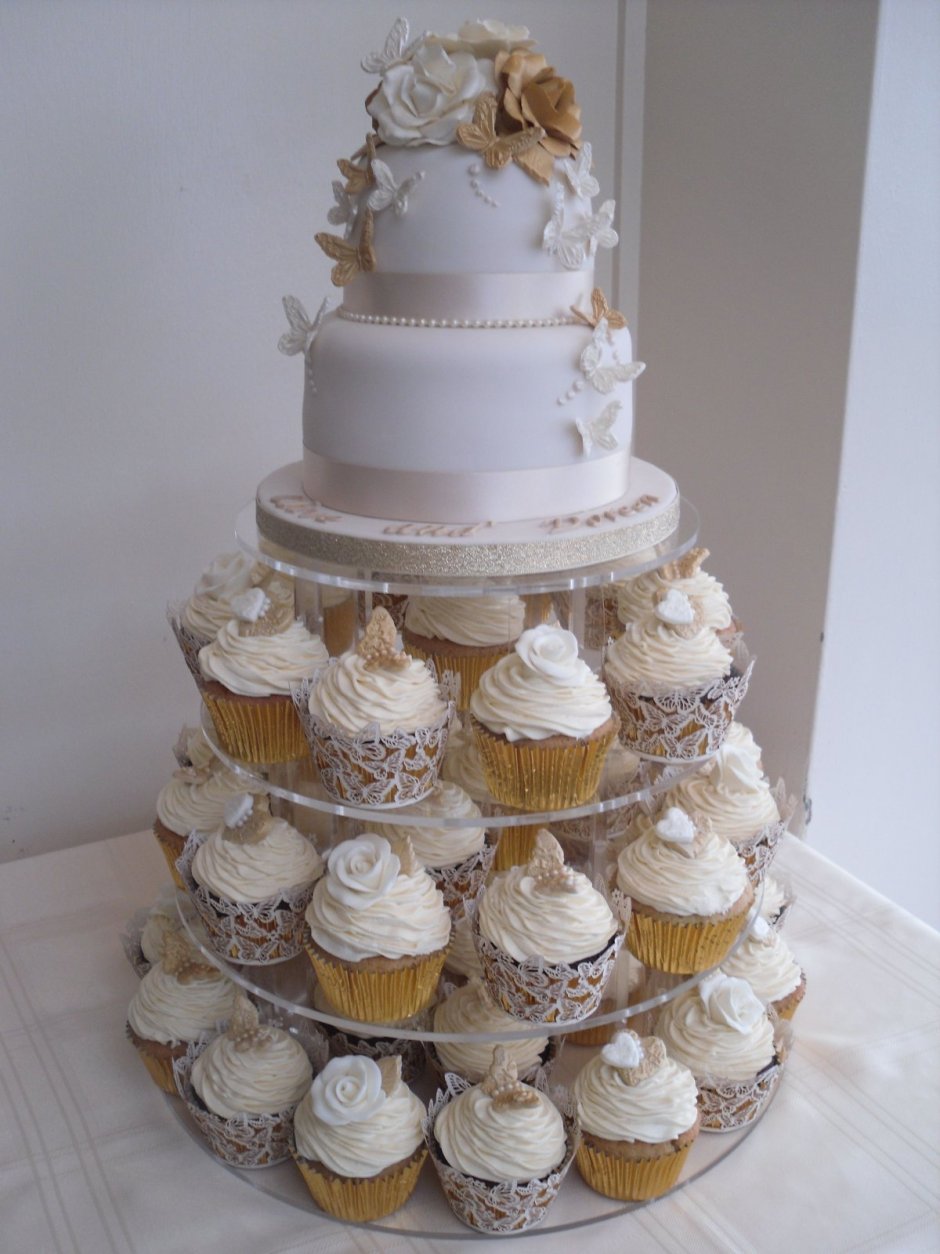Свадебный торт в золотом цвете с капкейками