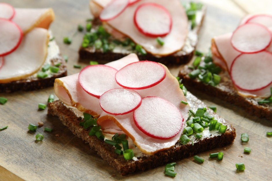 Популярные бутерброды с редисом и огурцом