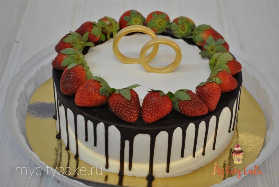 Торт с ягодами и кольцами