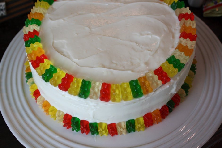 Торт с украшением из мармеладных мишек