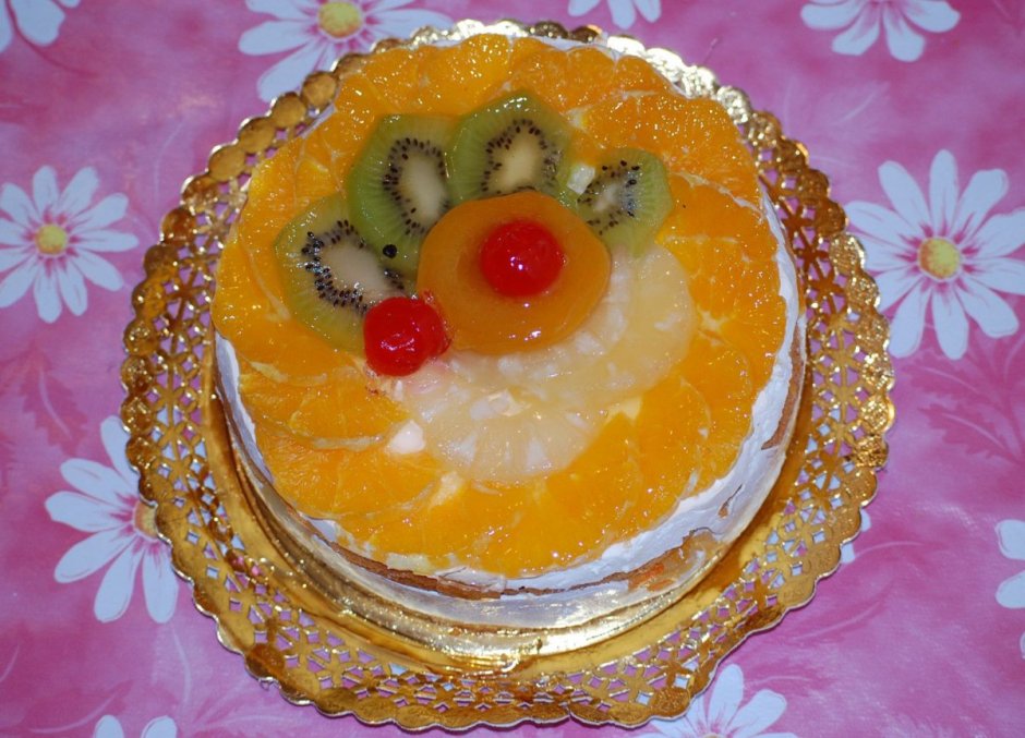 Украшение торта апельсинами и киви