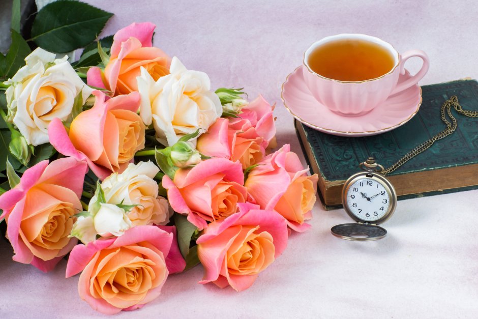Букет цветов и чашка чая