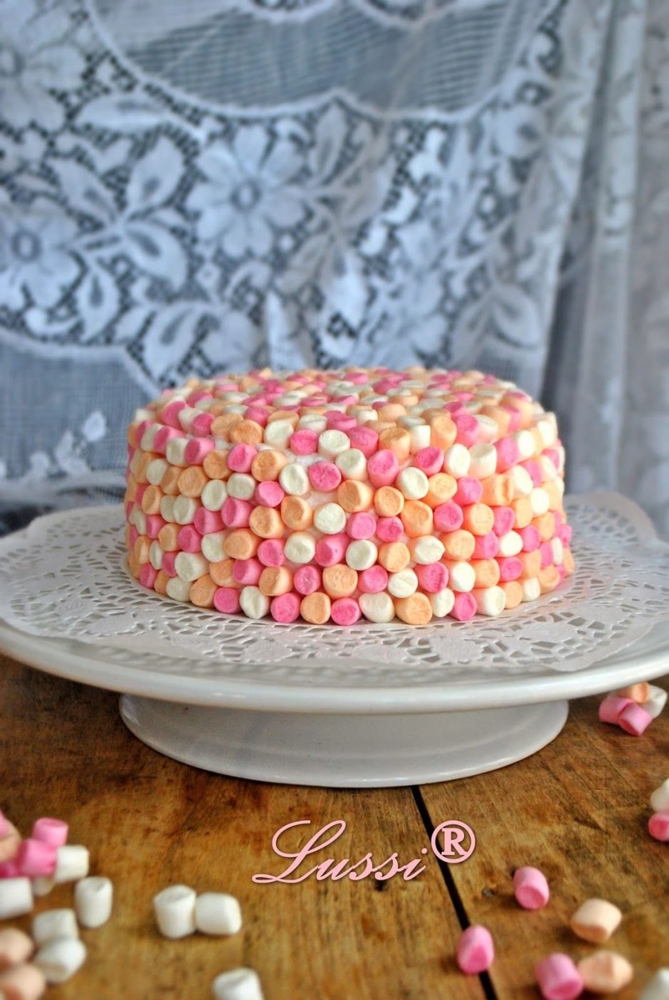 Декор торта клубникой и маршмеллоу