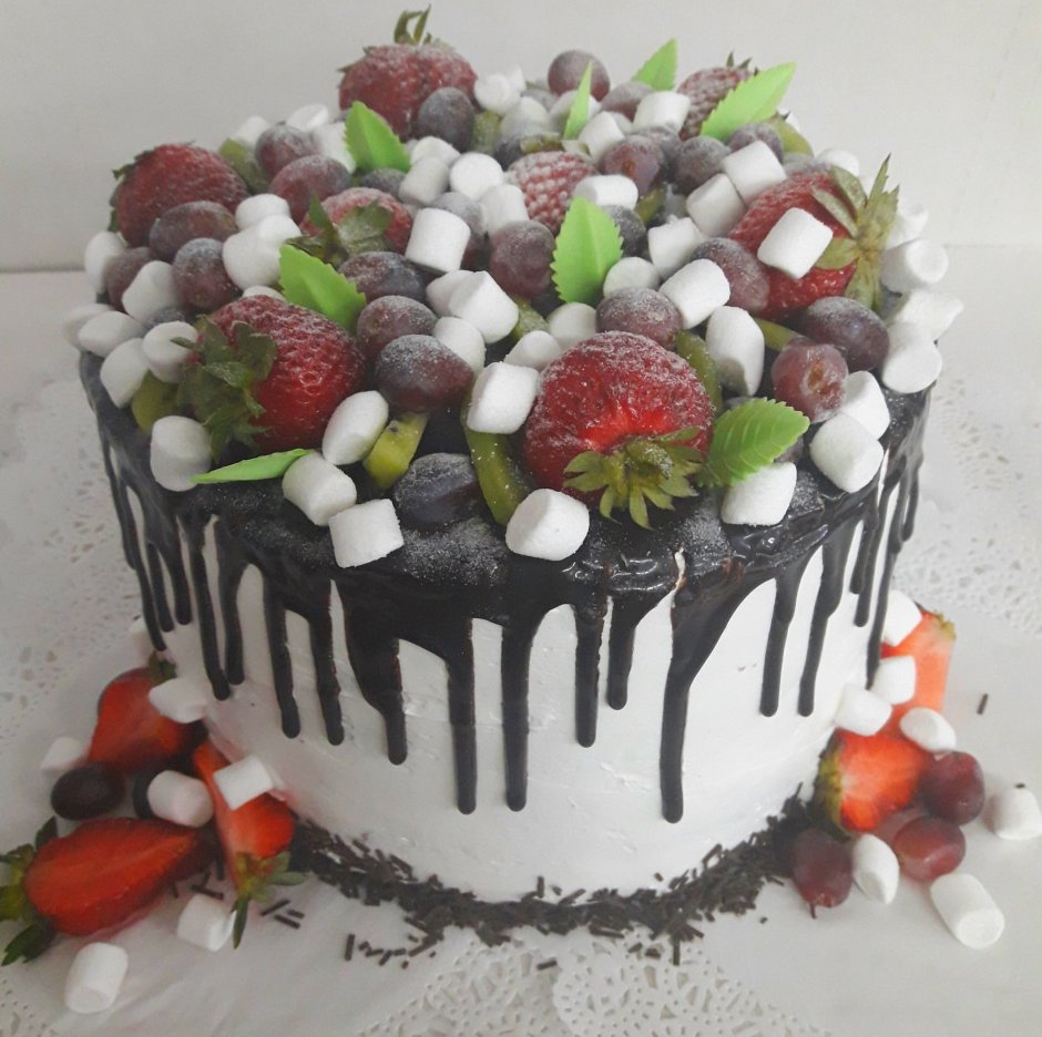 Украшение торта ягодами и конфетами