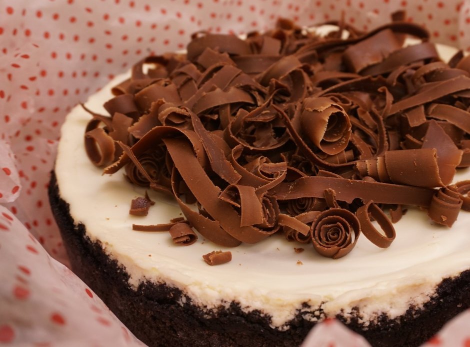 Украшение торта тертым шоколадом
