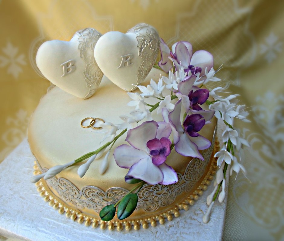 Одноярусный свадебный торт в виде сердца