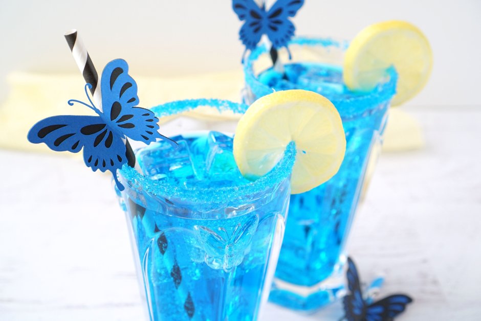 Коктейль голубая Лагуна в пластиковом стакане