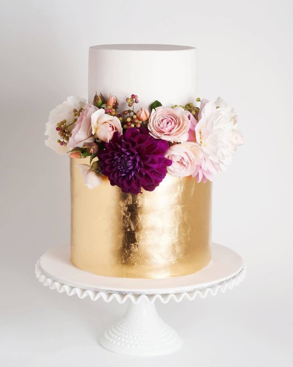 Торт с живыми цветами и золотом