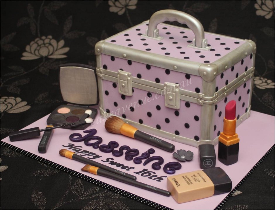 Торт чемодан с косметикой