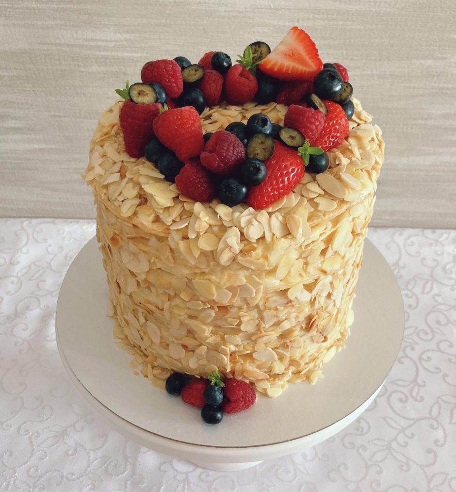 Торт «Наполеон» с ягодой