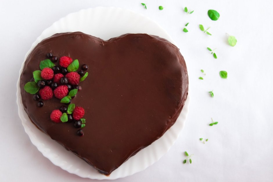 Шоколадный торт в виде сердца
