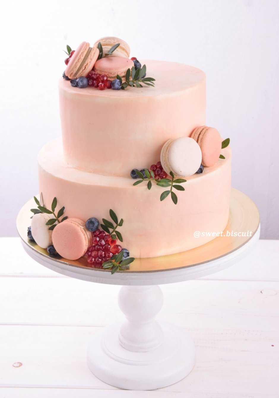 Украшение торта персикового цвета