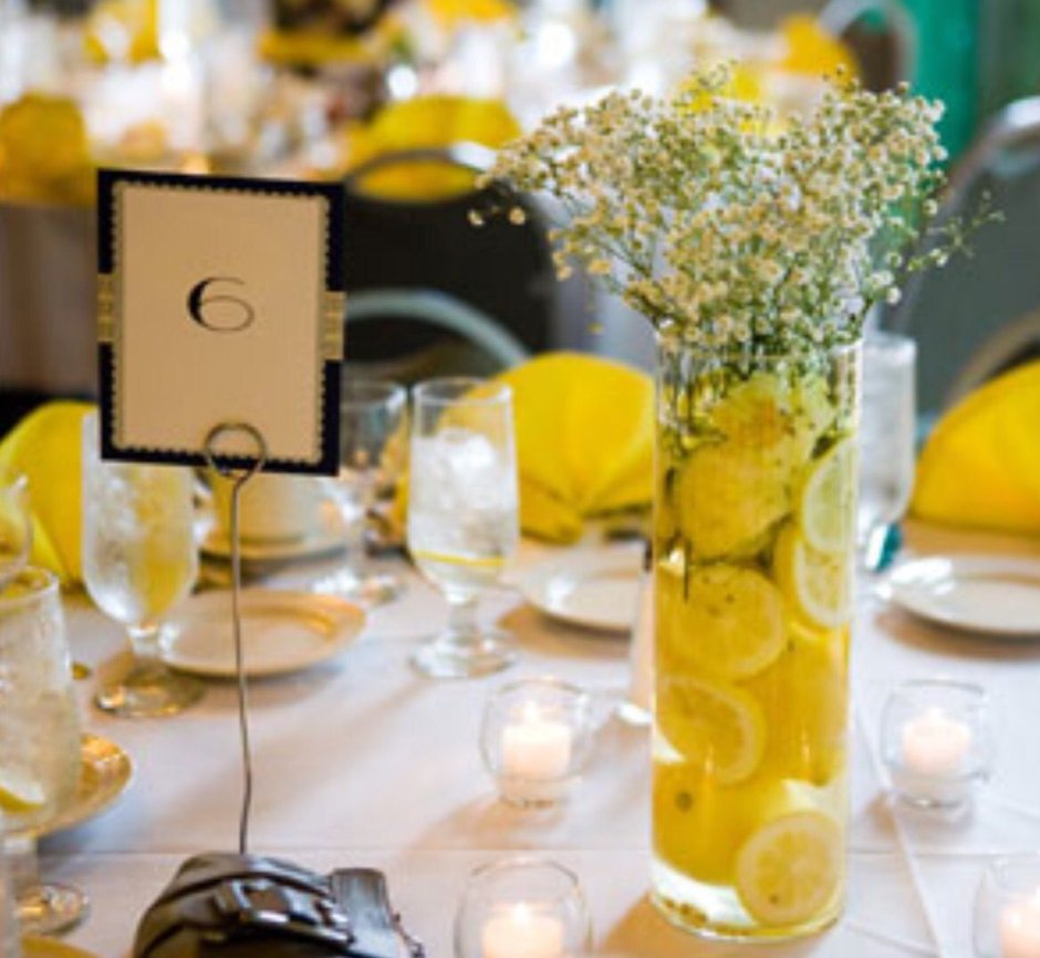 Декор стола в желтом цвете