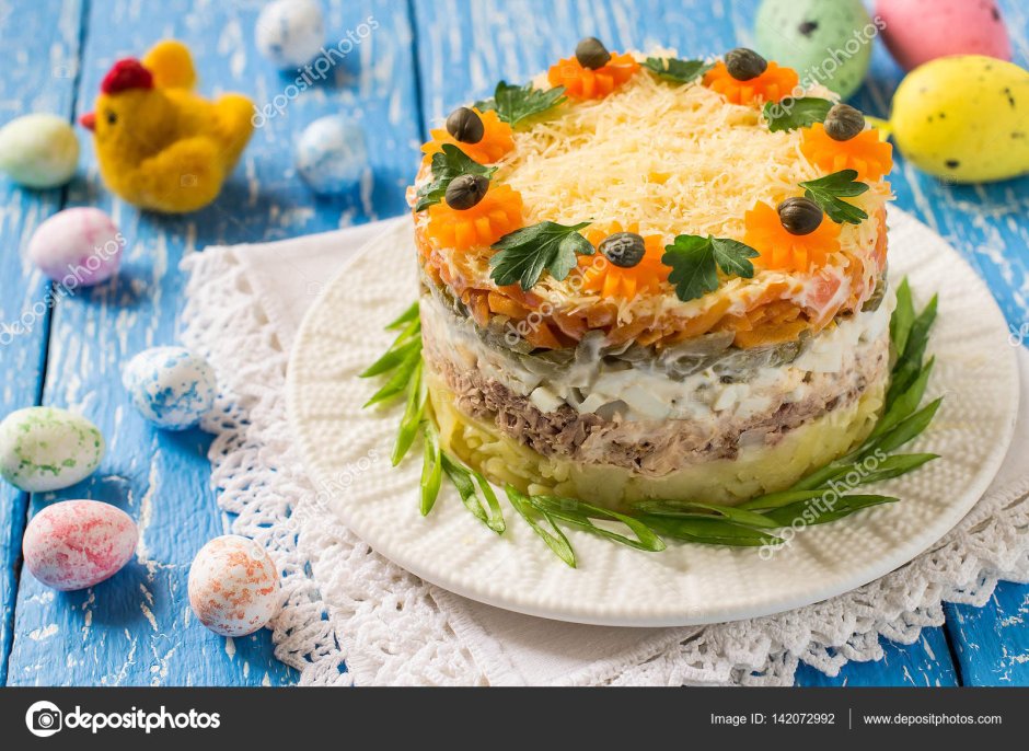 Салат с тунцом и овощами слоями
