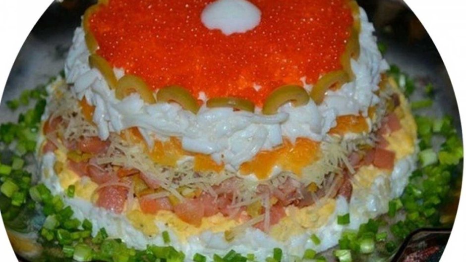 Слоеный салат с красной рыбой горбушей яйцами помидорами