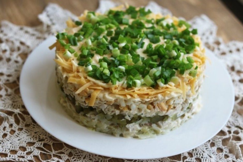 Слоёный салат с курицей