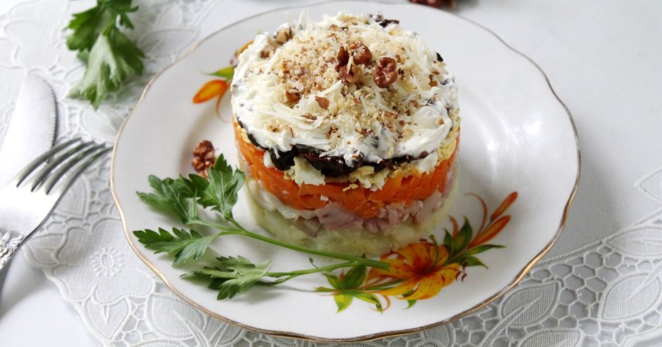 Салат с курицей морковью и черносливом и грецкими орехами