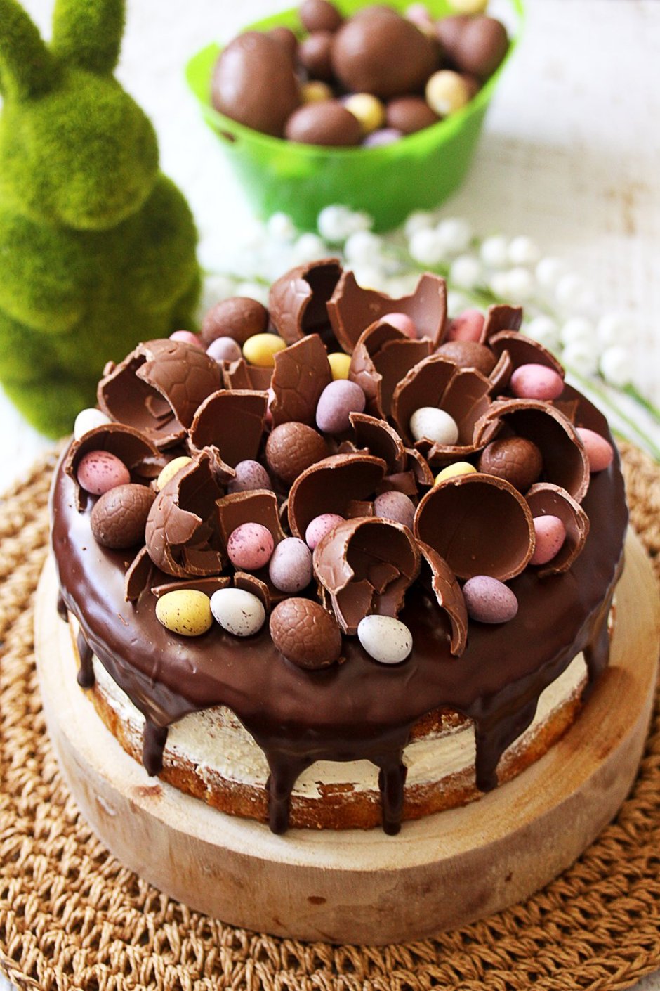 Украшение торта шоколадными конфетами и печеньем
