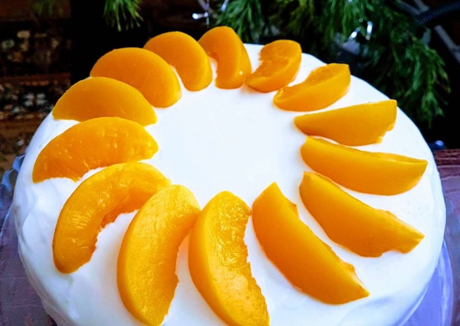 Украшение торта персиками и киви