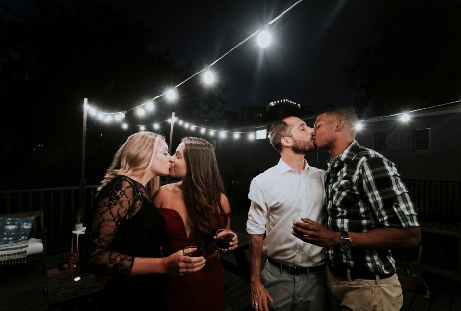 Пара целуется на вечеринке