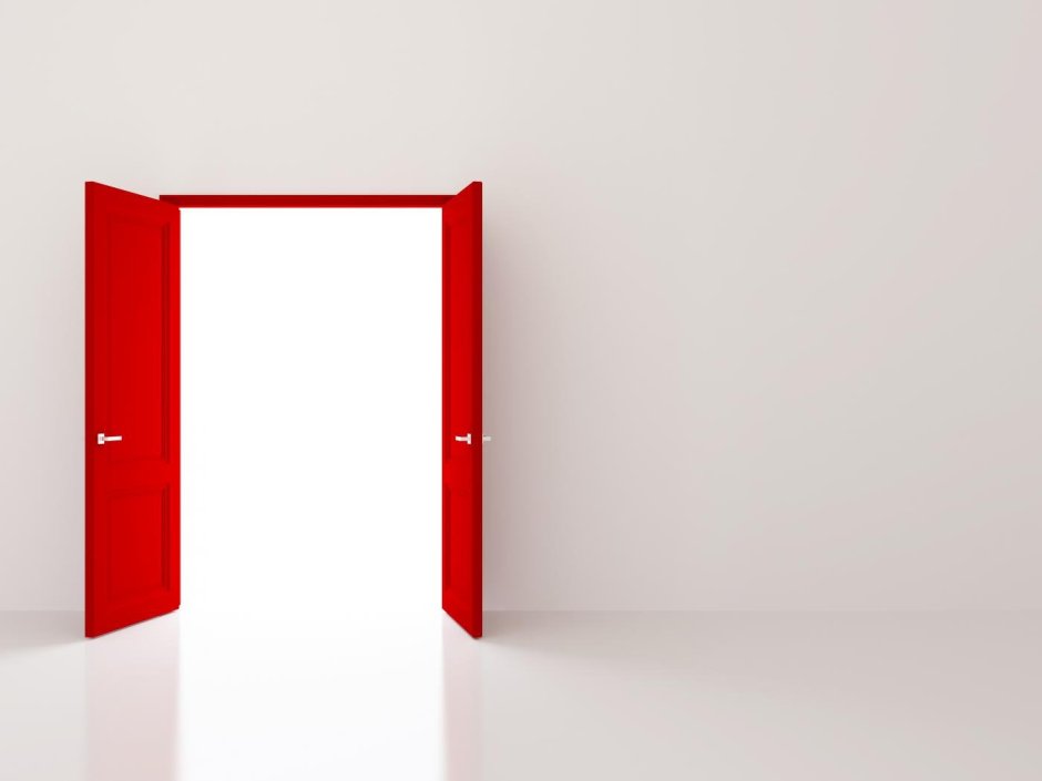 Красная дверь на белом фоне